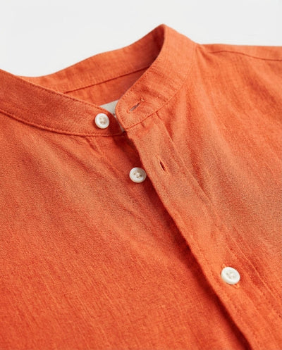 Camicia in puro lino con collo coreano e vestibilità regular