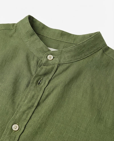 Camicia in puro lino con collo coreano e vestibilità regular