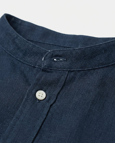 Camicia in puro lino con collo coreano e vestibilità regular