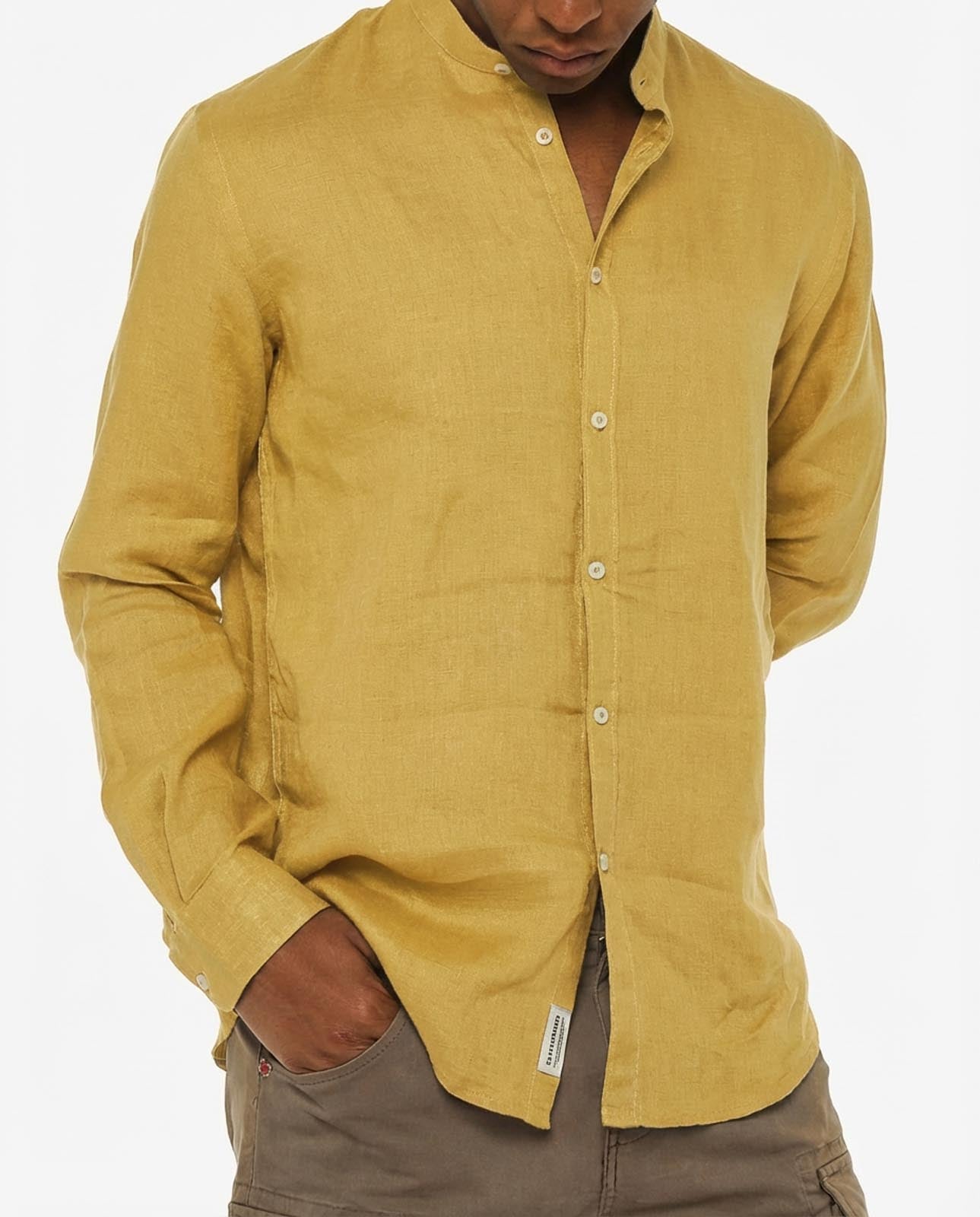 Camicia in puro lino con collo coreano e vestibilità regular