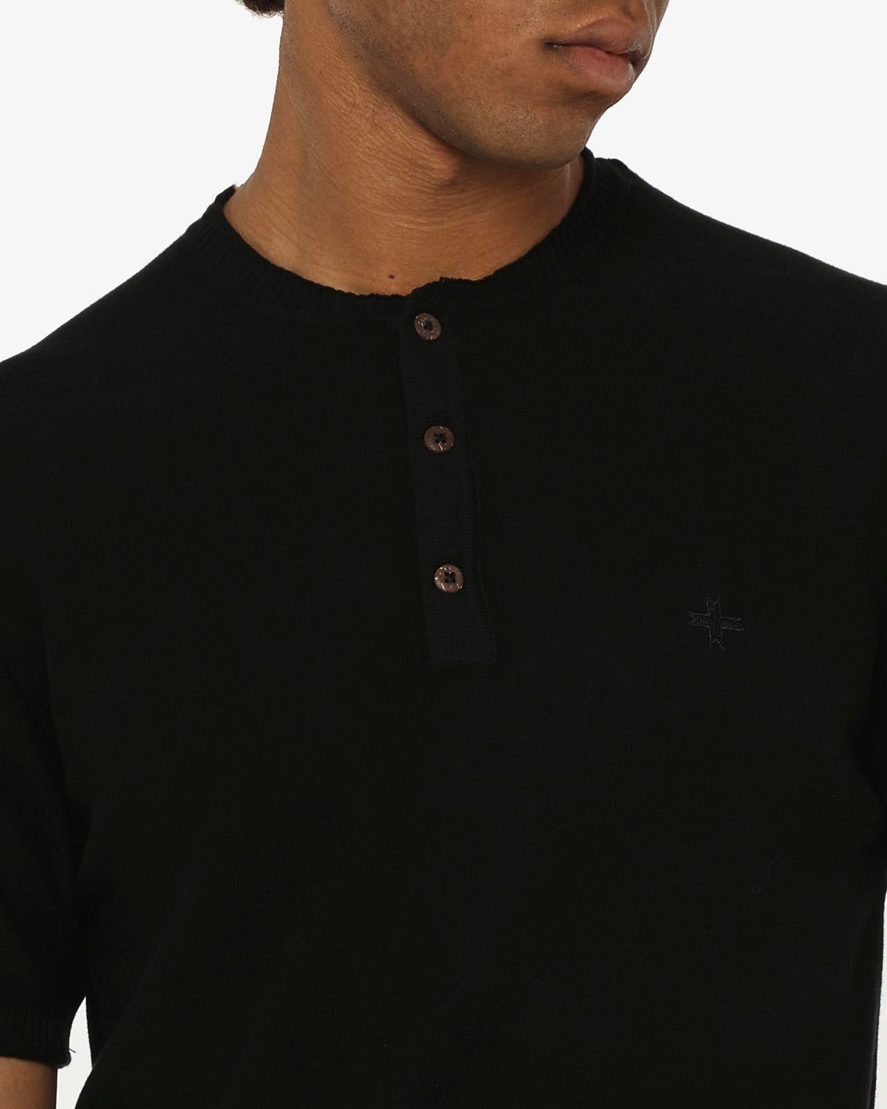 T-shirt in maglia maniche corte con collo serafino