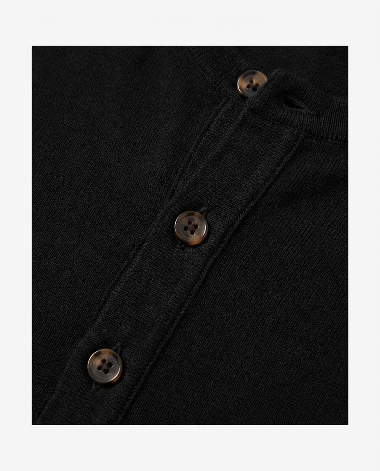 T-shirt in maglia maniche corte con collo serafino