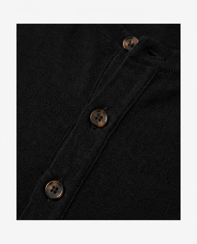 T-shirt in maglia maniche corte con collo serafino