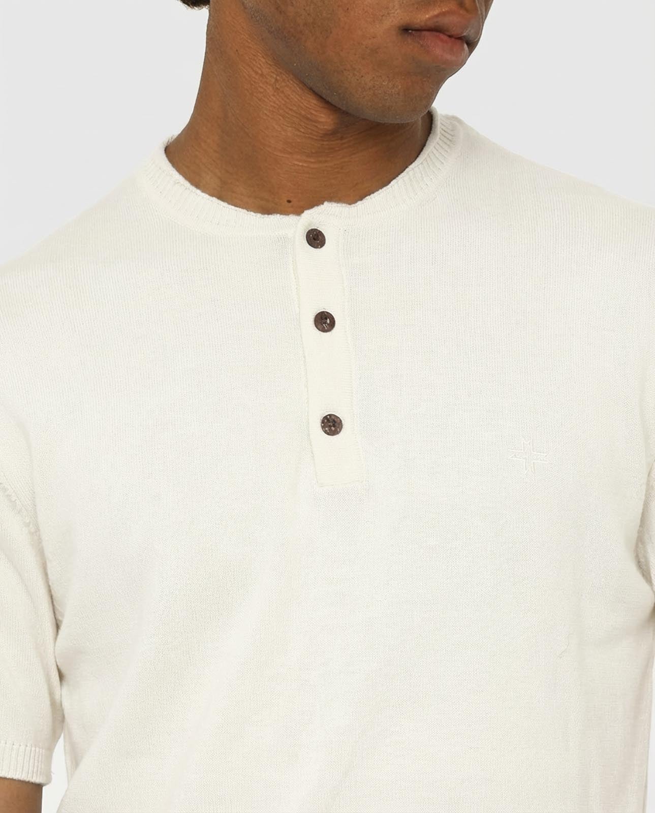 T-shirt in maglia maniche corte con collo serafino