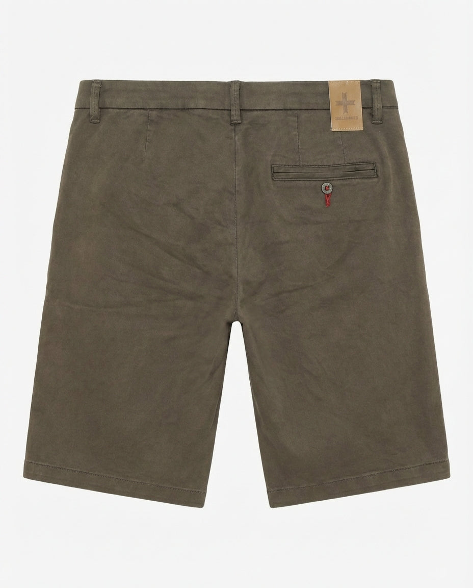 Bermuda chino con ricamo sul retro