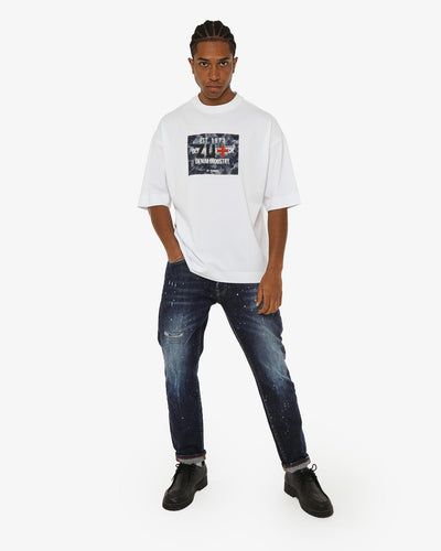 T-shirt girocollo maniche corte relaxed fit, taglio spalla e stampa frontale – Optical Black