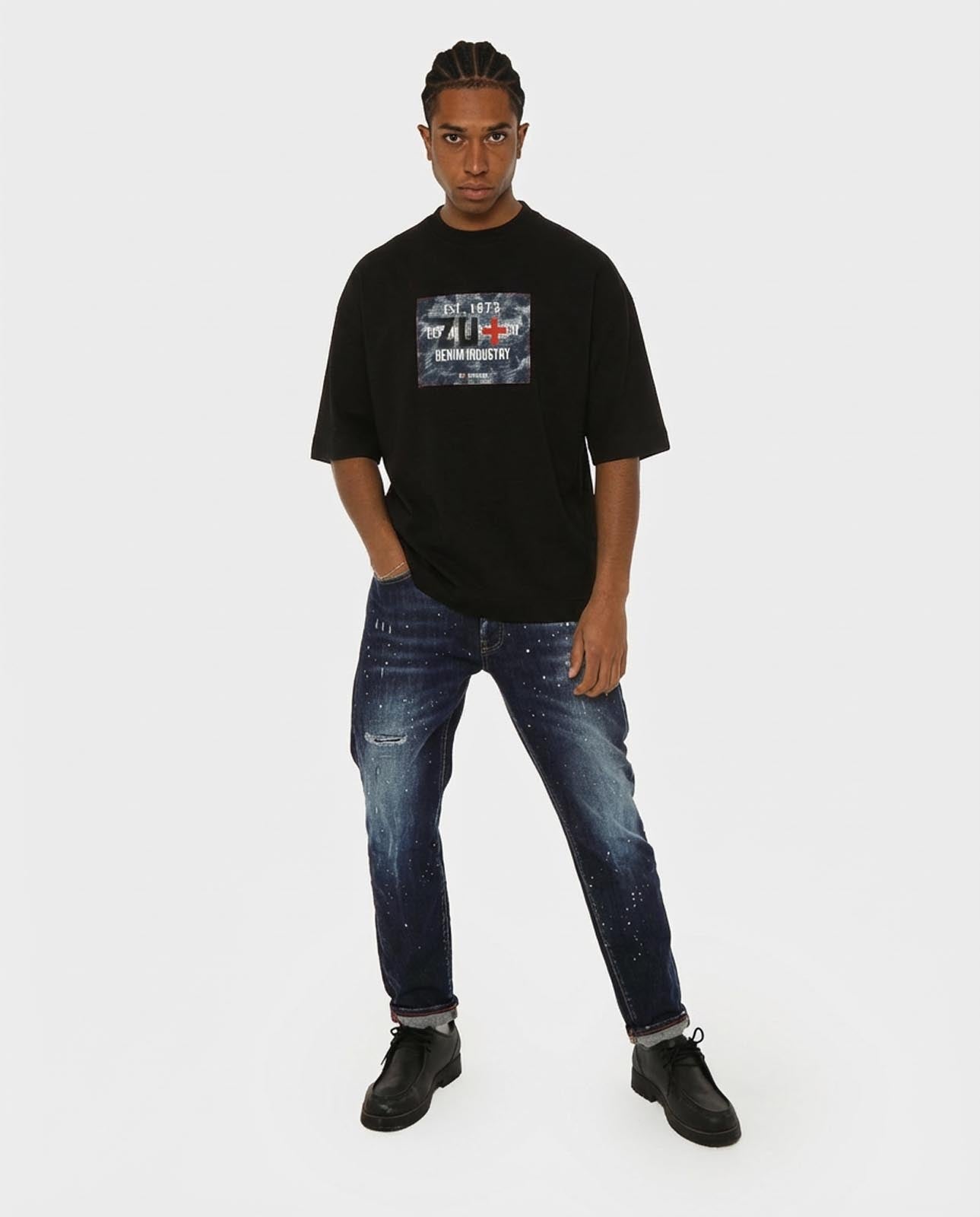 T-shirt girocollo maniche corte relaxed fit, taglio spalla e stampa frontale – Optical Black