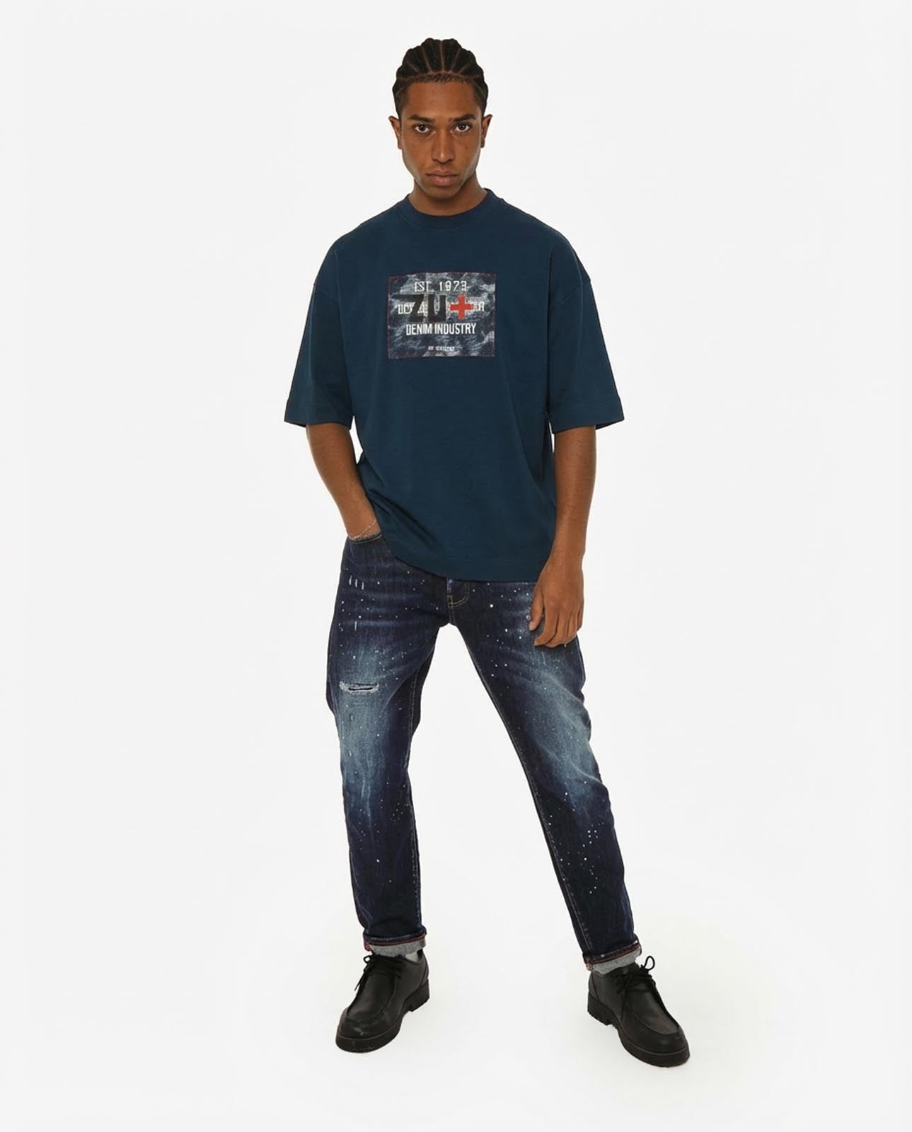 T-shirt girocollo maniche corte relaxed fit, taglio spalla e stampa frontale – Optical Black