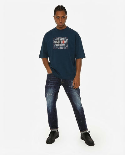 T-shirt girocollo maniche corte relaxed fit, taglio spalla e stampa frontale – Optical Black