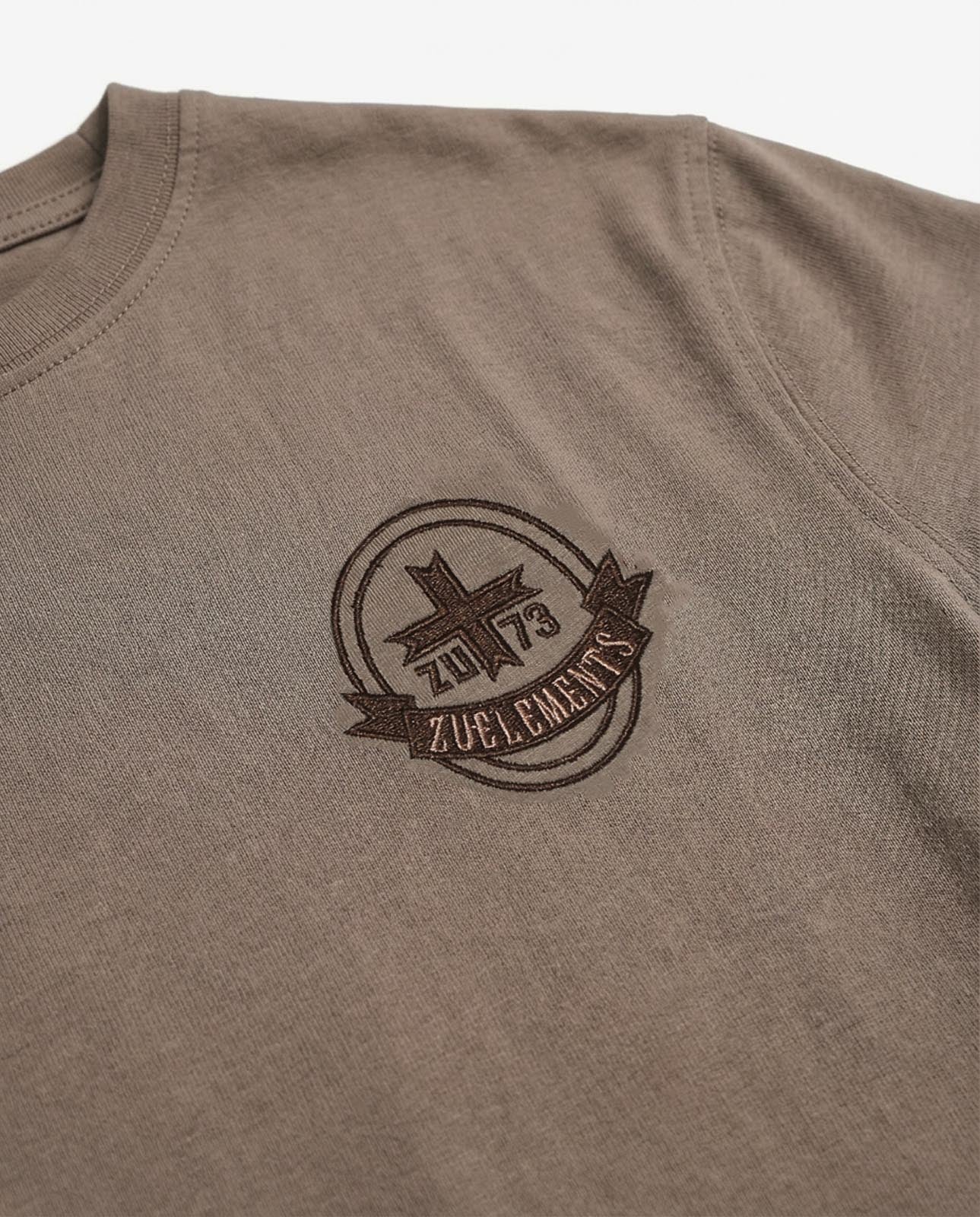 T-shirt girocollo maniche corte, ricamo lato cuore e taglio sul dietro