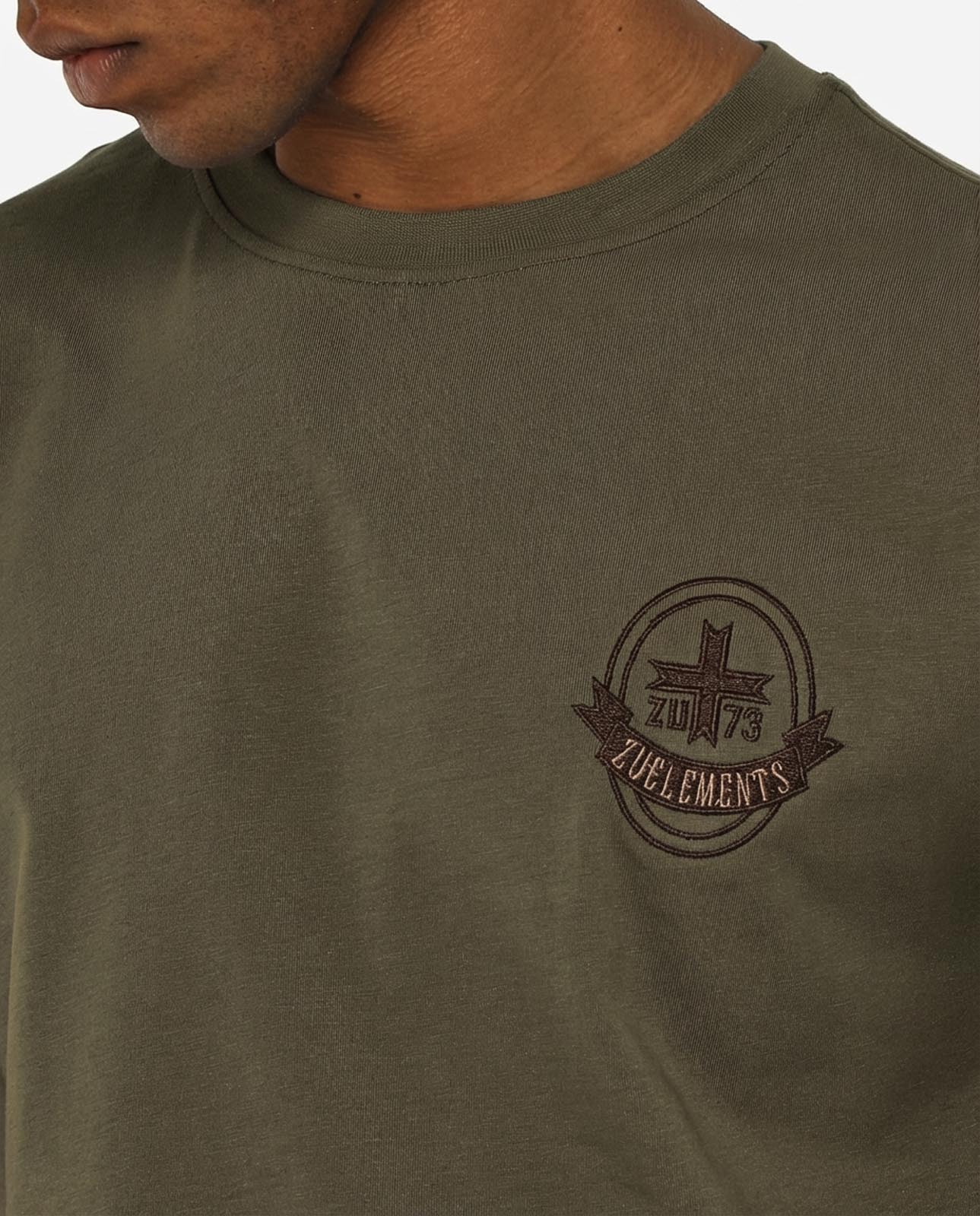 T-shirt girocollo maniche corte, ricamo lato cuore e taglio sul dietro