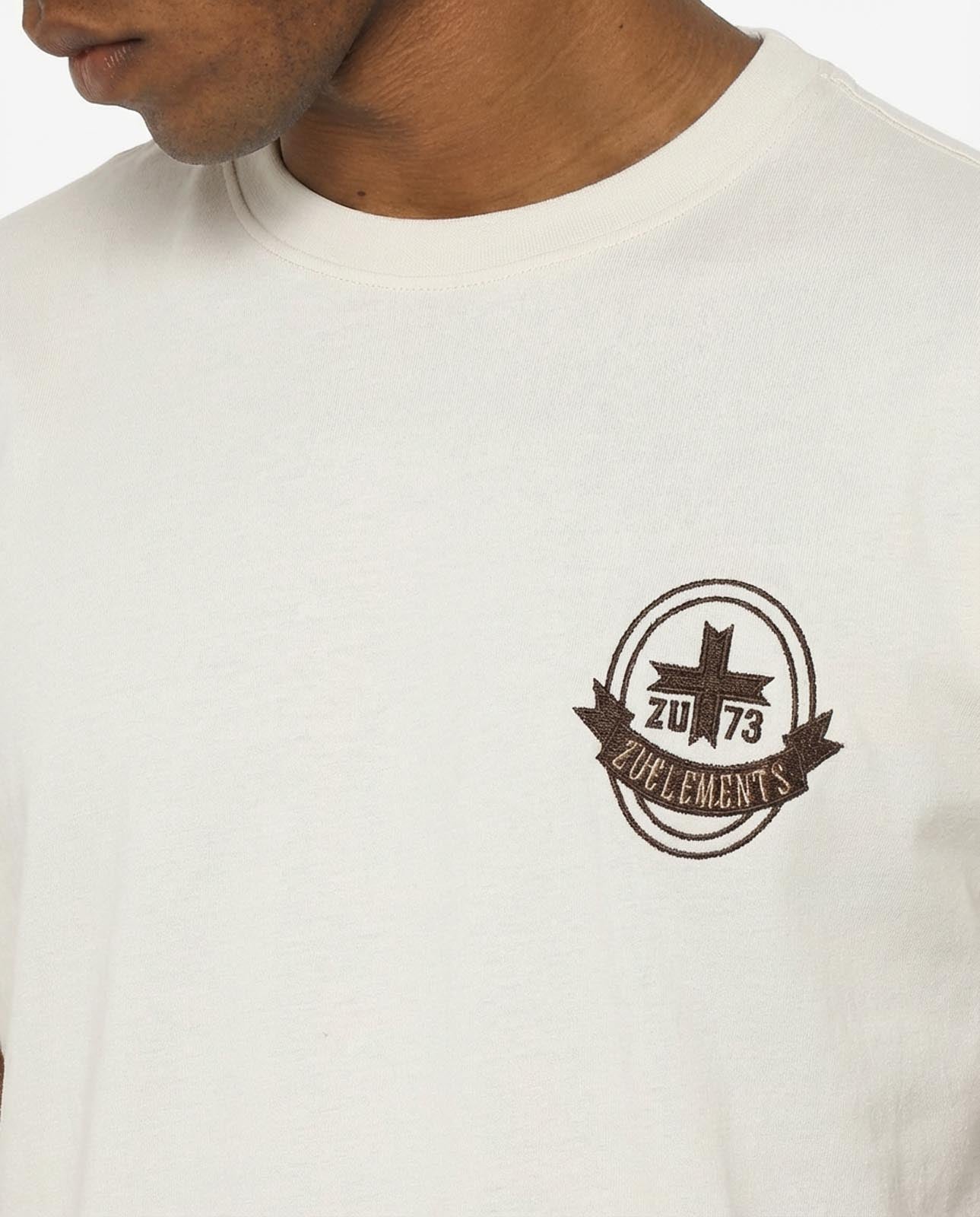 T-shirt girocollo maniche corte, ricamo lato cuore e taglio sul dietro