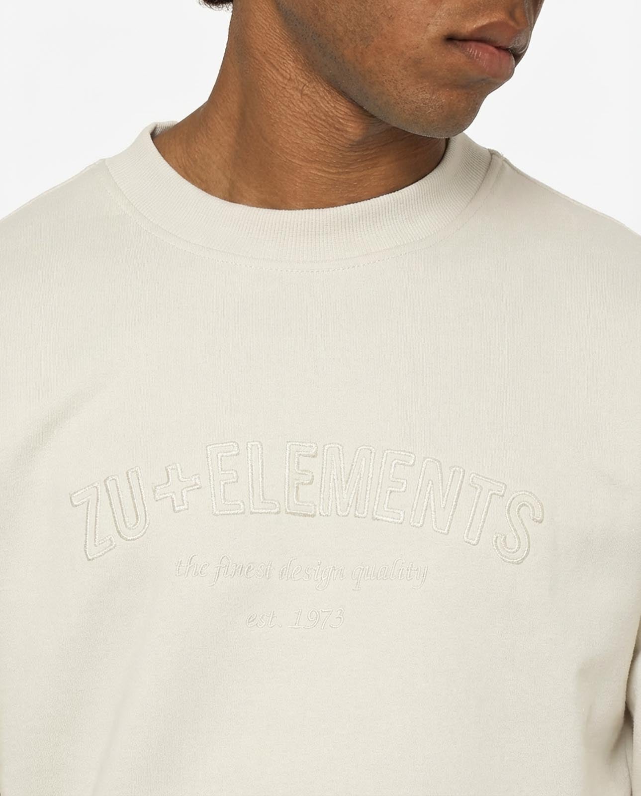 Felpa girocollo con applicazione frontale in tono ricamata