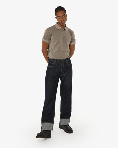 Polo in piquet garment dye, ricamo in tono su manica