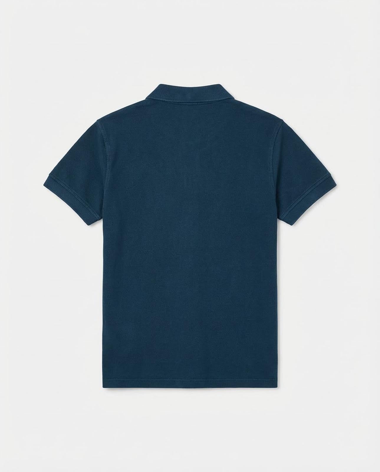 Polo in piquet garment dye, ricamo in tono su manica