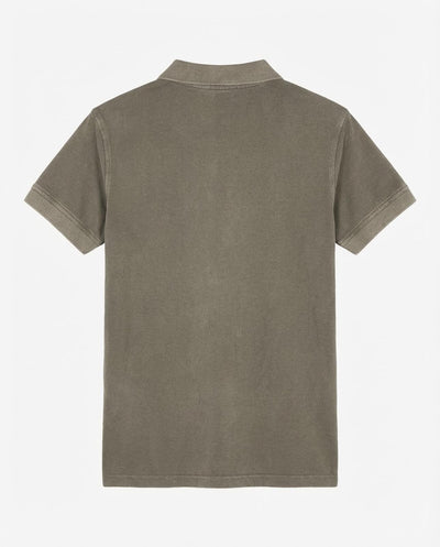 Polo in piquet garment dye, ricamo in tono su manica