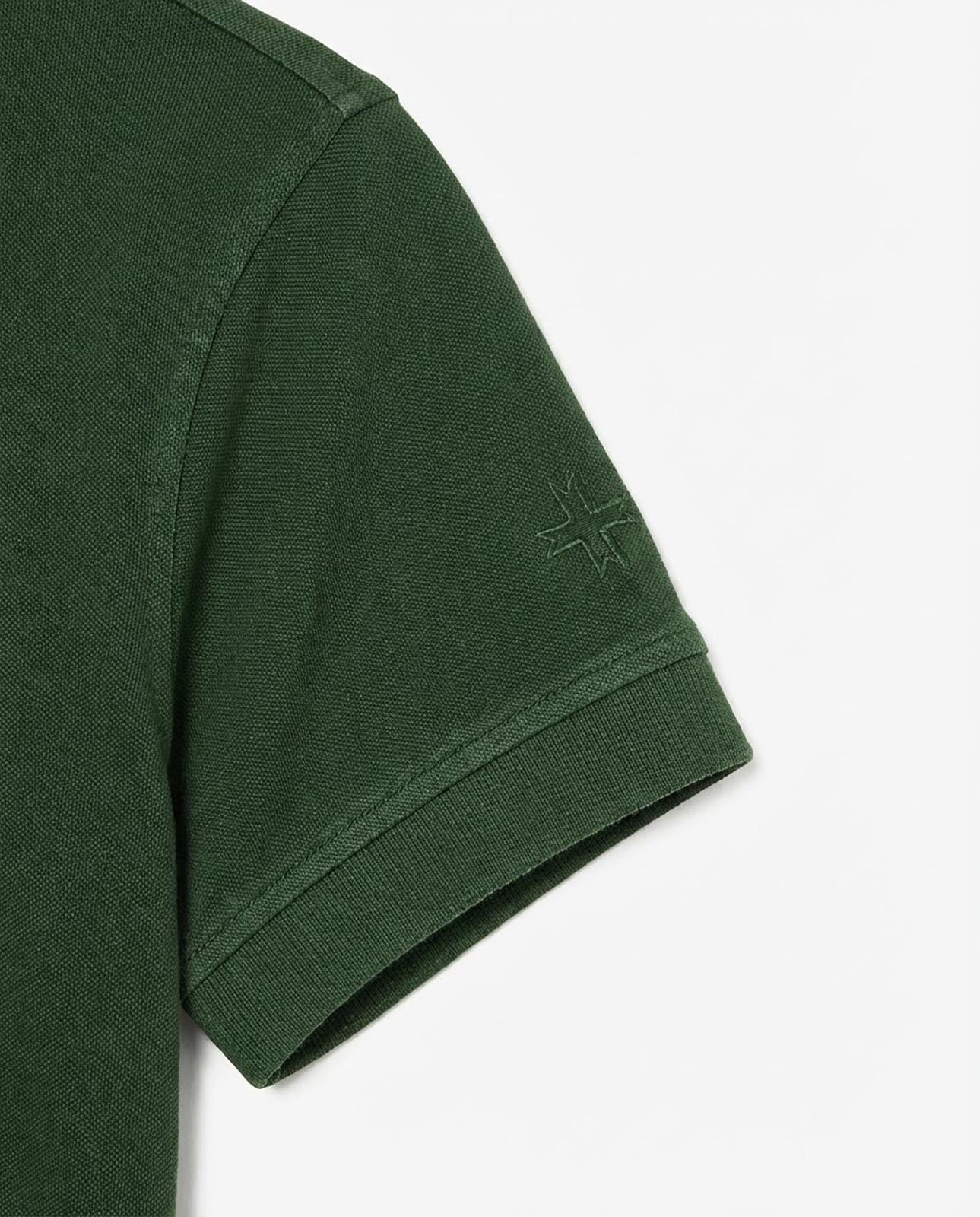 Polo in piquet garment dye, ricamo in tono su manica