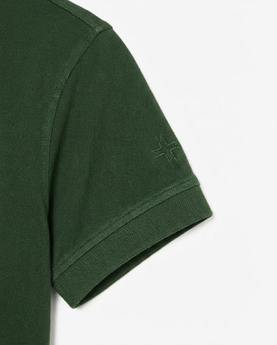 Polo in piquet garment dye, ricamo in tono su manica