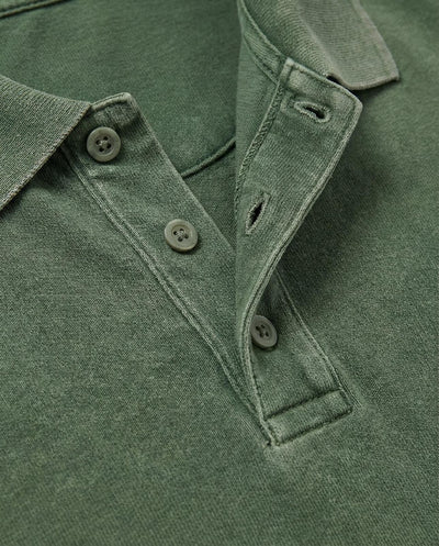 Polo in piquet garment dye, ricamo in tono su manica