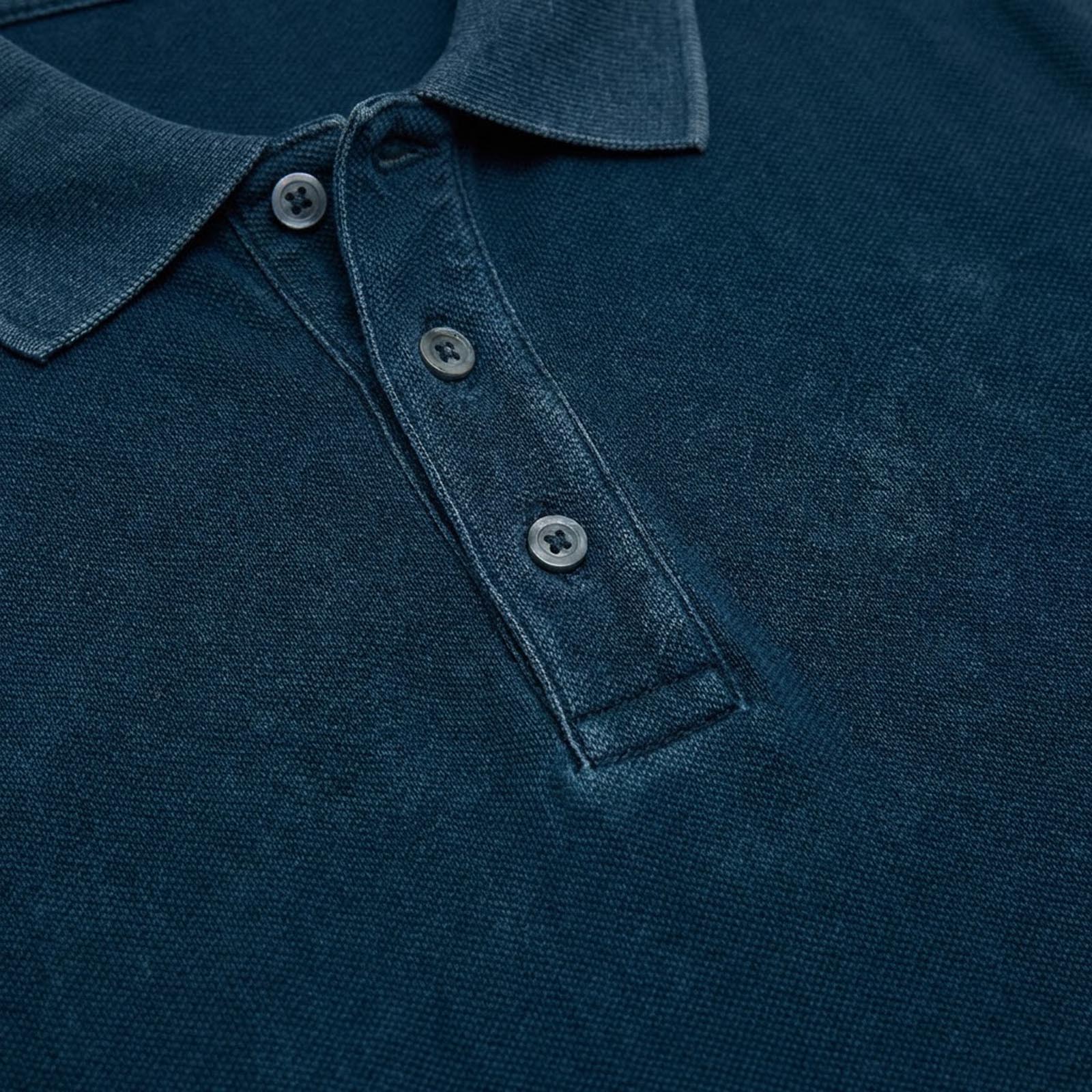 Polo in piquet garment dye, ricamo in tono su manica