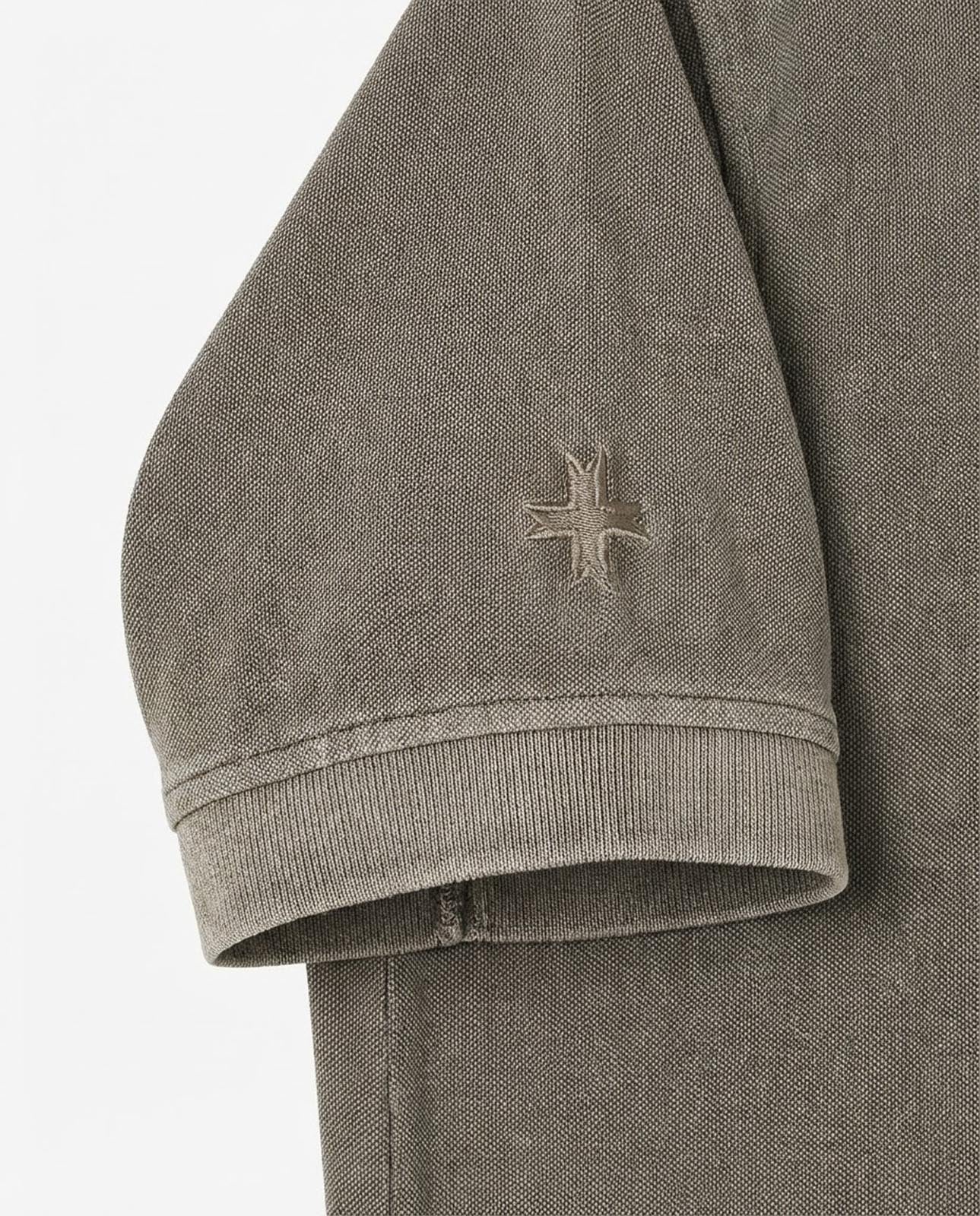 Polo in piquet garment dye, ricamo in tono su manica