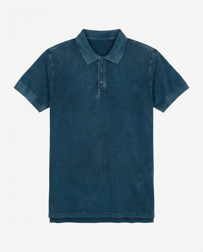 Polo in piquet garment dye, ricamo in tono su manica