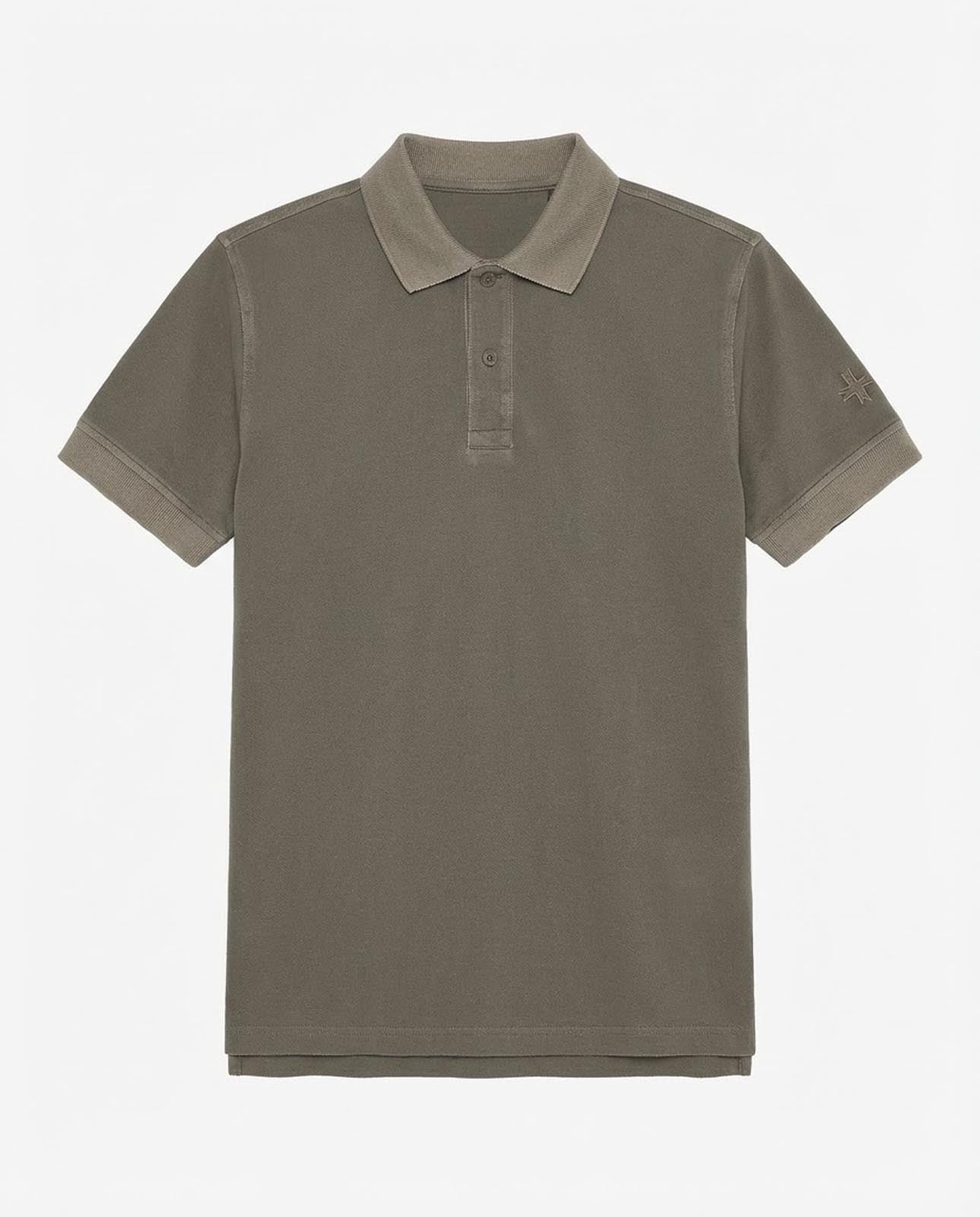 Polo in piquet garment dye, ricamo in tono su manica