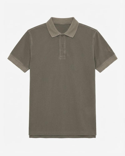 Polo in piquet garment dye, ricamo in tono su manica