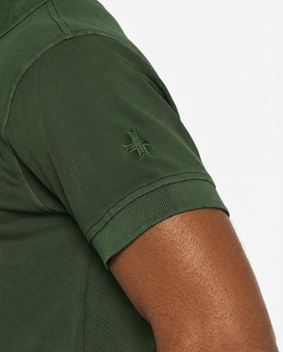 Polo in piquet garment dye, ricamo in tono su manica