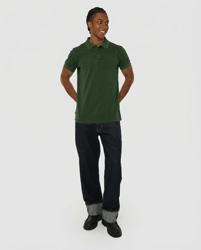 Polo in piquet garment dye, ricamo in tono su manica