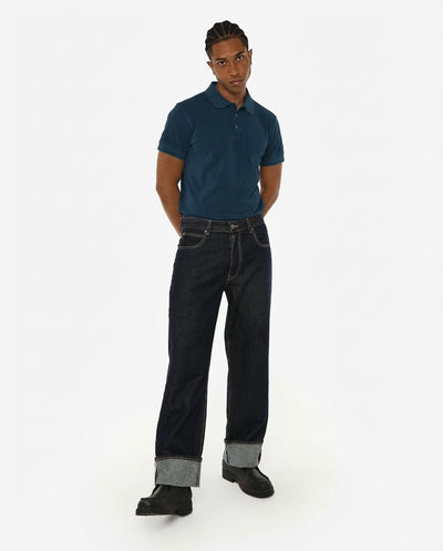 Polo in piquet garment dye, ricamo in tono su manica