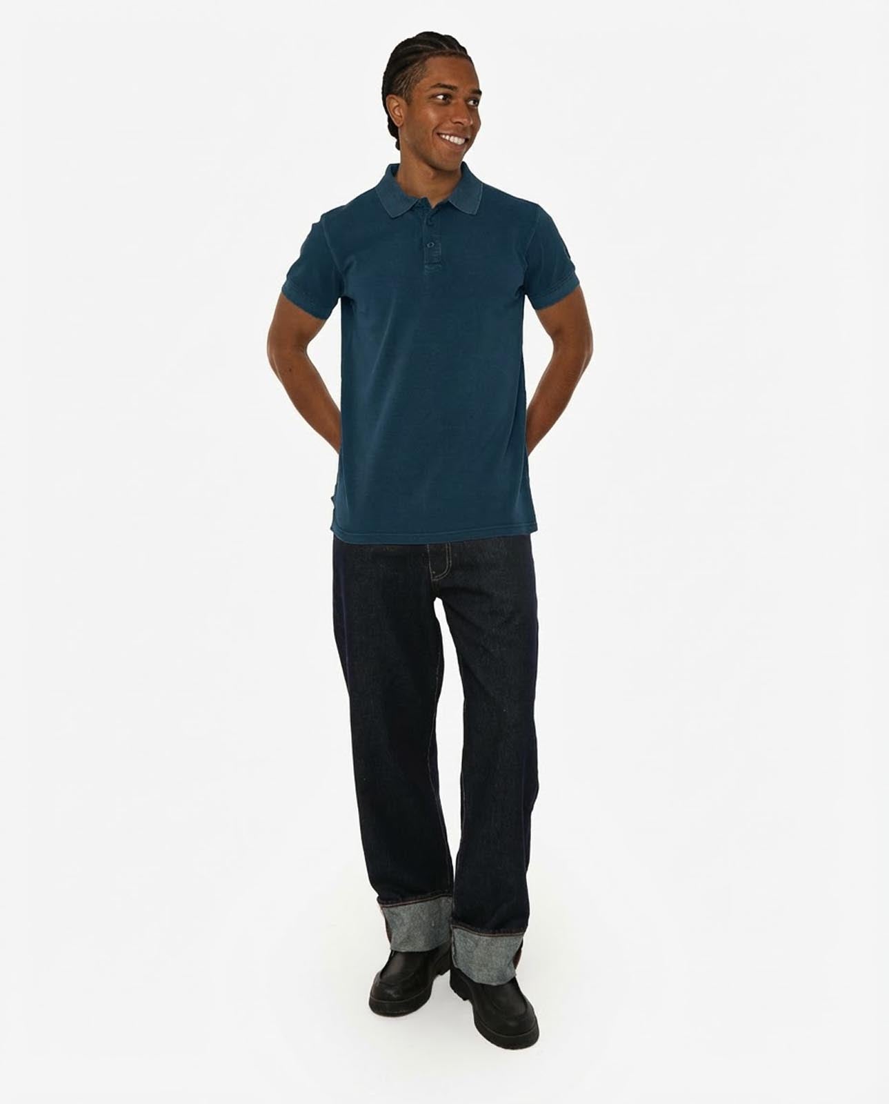 Polo in piquet garment dye, ricamo in tono su manica