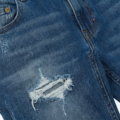 Jeans slim fit in tono medium blue con piccoli strappi