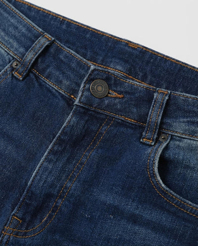 Jeans regular fit Ronnie in tono medium blue con accessori logati