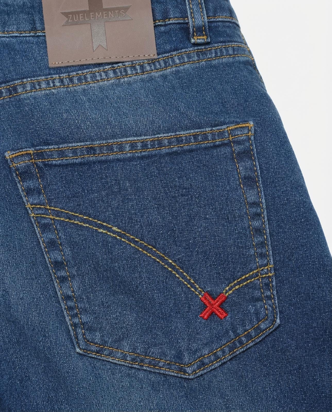 Jeans regular fit Ronnie in tono medium blue con accessori logati